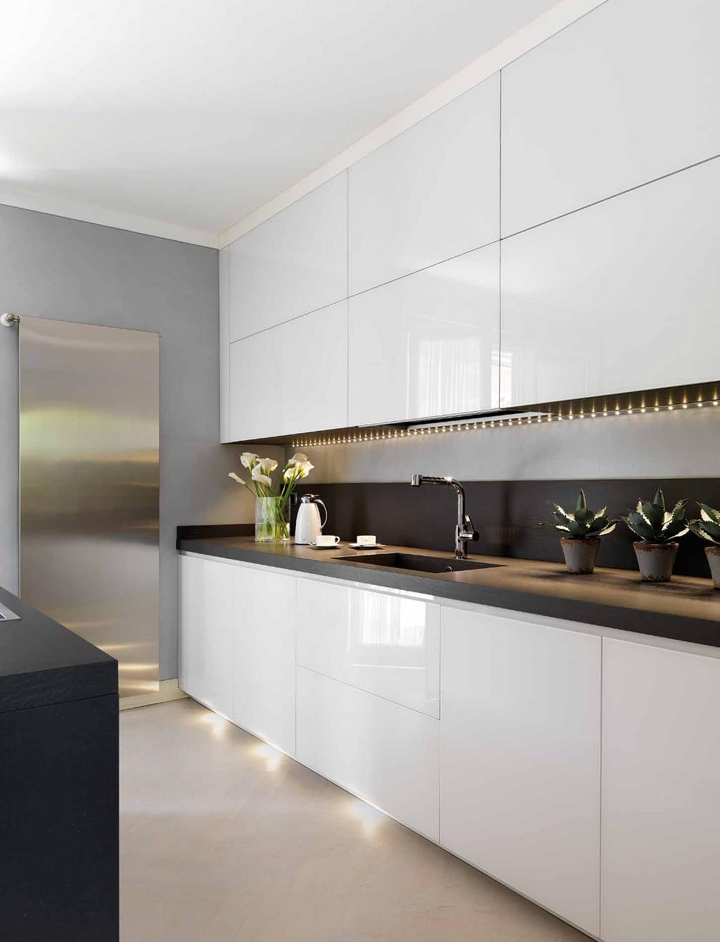 Fiore all occhiello della casa è la grande cucina dove si fondono design minimale e tecnologia di ultima generazione.