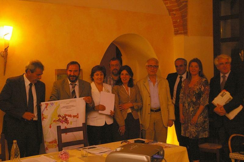 Foto di gruppo conclusiva di presentazione della Mappa catastale di perimetrazione del territorio di Isola Villa oggetto della Richiesta di Dichiarazione di Notevole interesse pubblico del paesaggio.