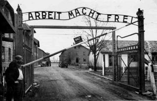 Lavori quarta A CHE PAURA Ho scelto di scrivere varie frasi tristi e allegre contro la Shoah: Vorrei un mondo migliore, il mondo migliore per me è un mondo senza shoah, lo so che non c è più, ma.