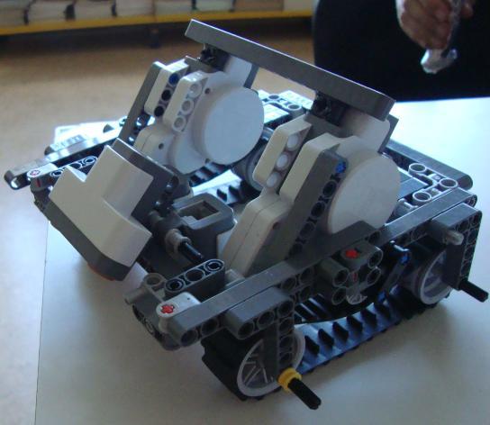 MECCANICA NON ABBIAMO ADOTTATO SOLUZIONI AUTO COSTRUITE E I PEZZI COMPONENTI IL ROBOT SONO TUTTI LEGO DESINGE.