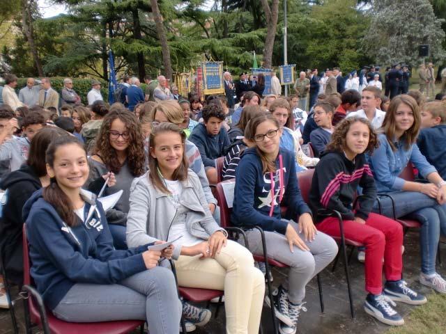 svolta sui Bastioni davanti alla scuola Betteloni, presso il monumento nazionale per i caduti di Corfù e Cefalonia.