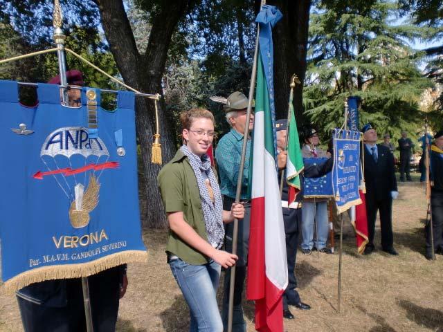 Sul luogo dove si trova il monumento, per prima è entrata una banda militare, poi sono arrivati la marina, i carabinieri, l esercito, dopo il medagliere della Divisione Acqui