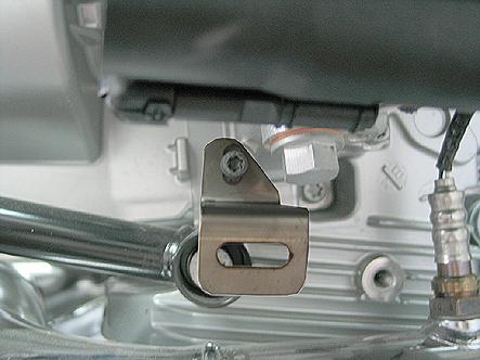 Se necessario, smontare il cavalletto principale secondo le istruzioni di montaggio BMW. Per i modelli dal 2011 in poi, è necessario lavorare anche la copertura giusta della bobina di accensione.