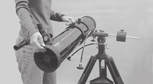 Tenendo una mano sul tubo ottico del telescopio, allentare la manopola di blocco della declinazione. Il telescopio dovrebbe essere in grado di ruotare liberamente attorno all'asse di declinazione.