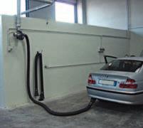 Wall mounted exhaust extraction unit for small and medium size vehicles. Unitée fixe pour l evacuation des gases d échappement de Vehicules Legeres. Fest Abgas-Absaug Gerät für PKW.