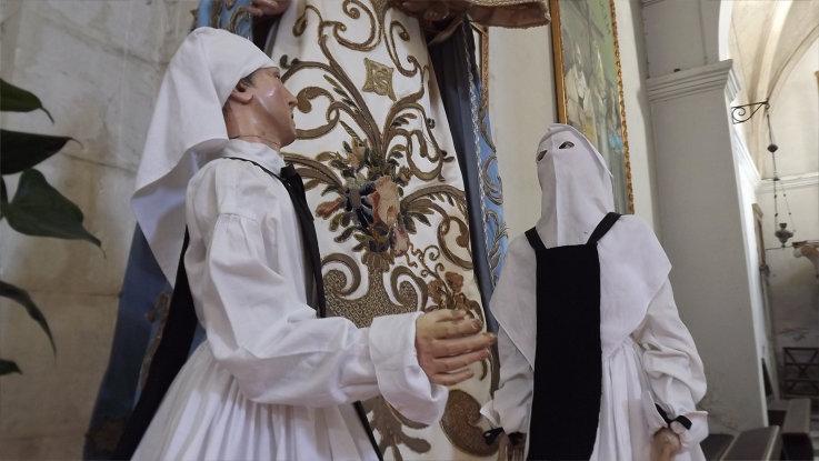 3) celebrazione della solennità della Natività di San Giovanni Battista nella chiesa di Sant Antonio Abate con vestizione del simulacro del santo, della Vergine dei Servi (con confratelli