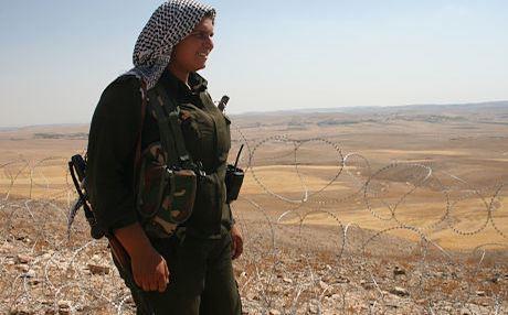 Il PKK fa Appello ai Curdi in Turchia per la Lotta per Kobane Un combattente del YPG in prima linea a sud di Kobane. Photo: Carl Drott.