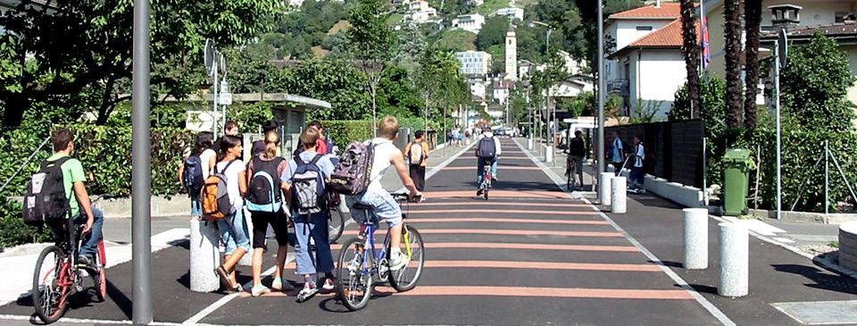 Suddividendo la rete stradale all interno delle località in strade orientate al traffico e strade orientate all insediamento, il modello upi 50/, determina le esigenze di tutti gli utenti della