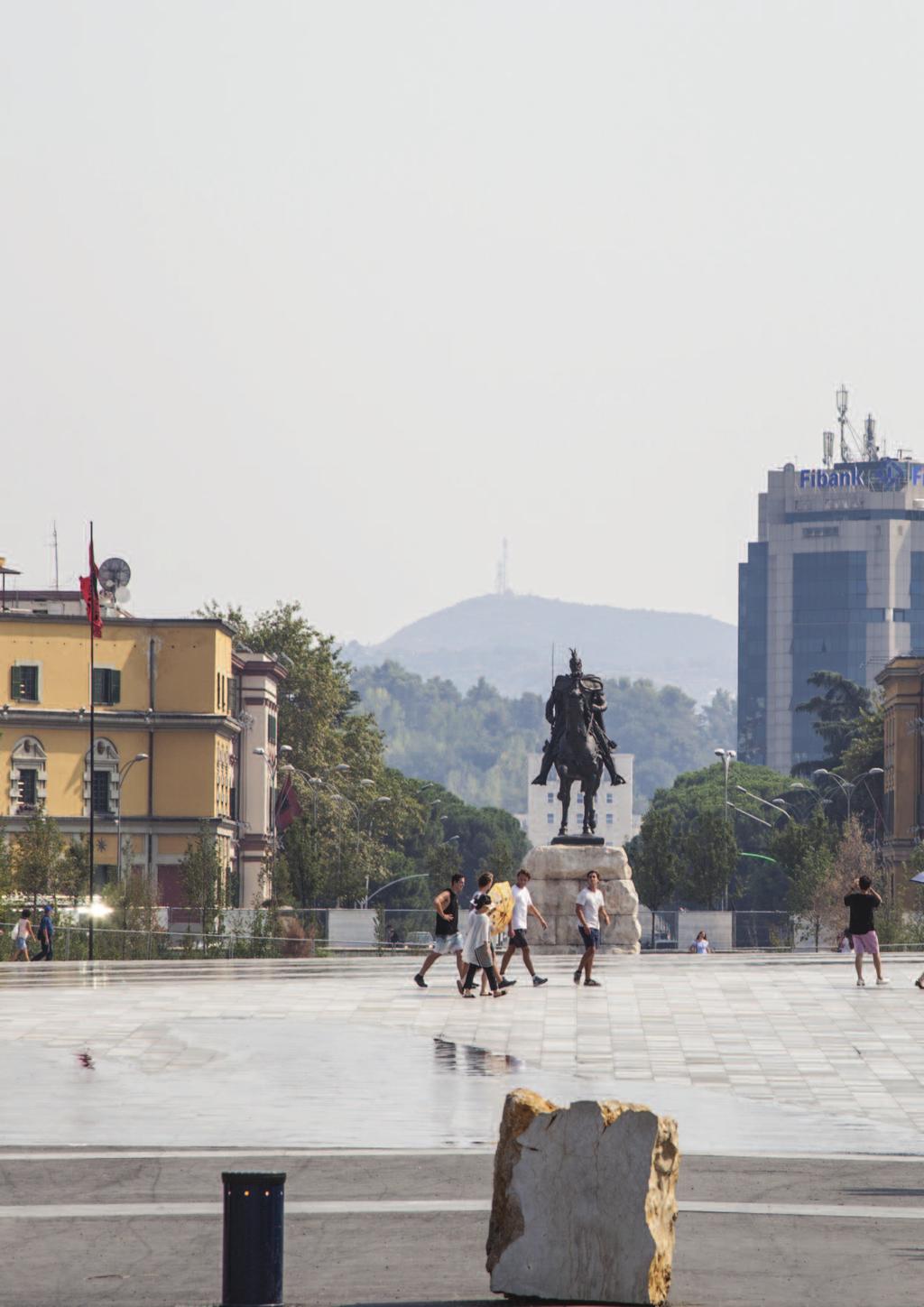 EUROPA ALLA SCOPERTA DELL ALBANIA È dall imponente piazza Scanderberg di Tirana che ha inizio questo reportage fotografico dedicato all Albania: un paese tanto vicino a noi ma, al contempo,