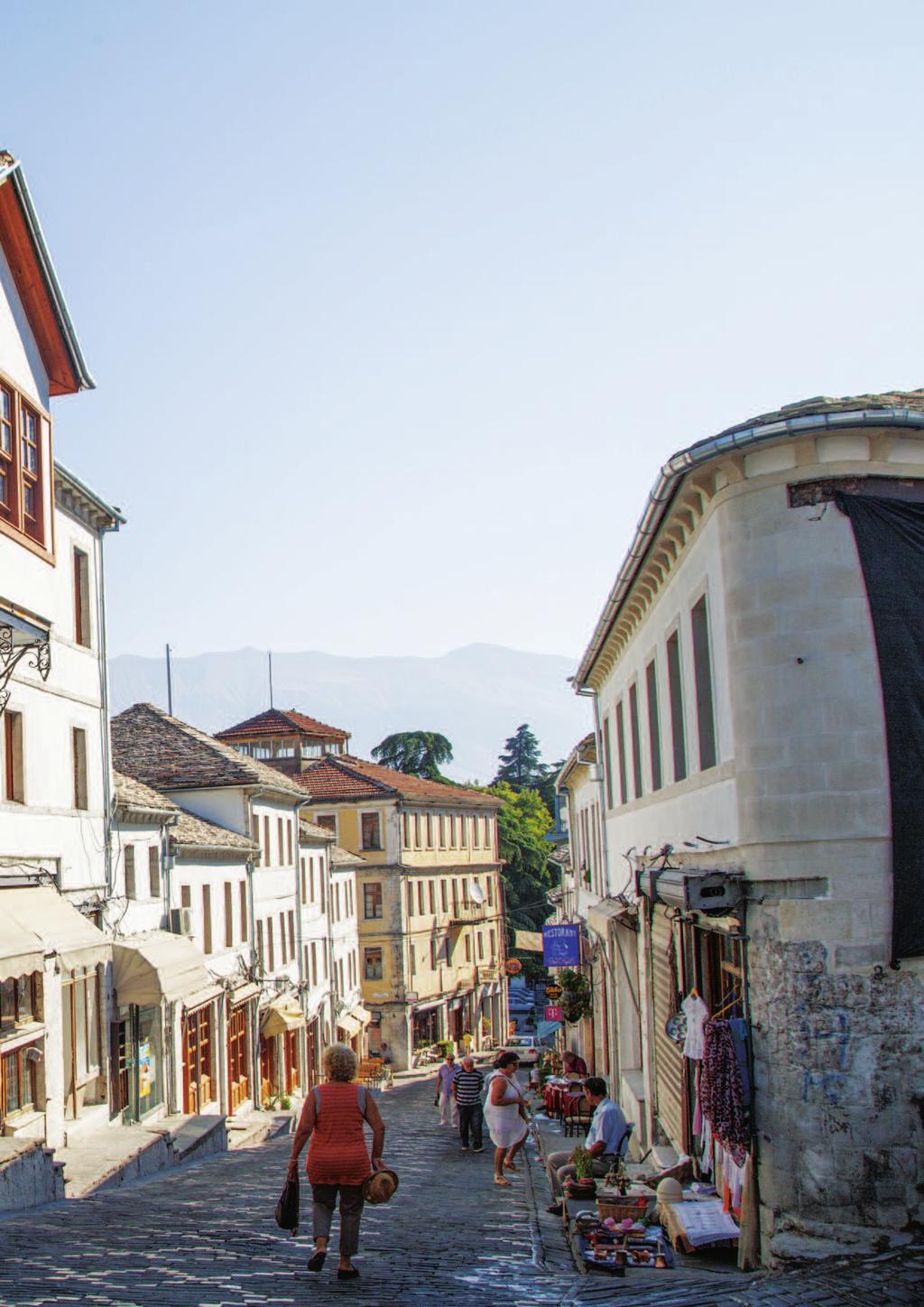 in tutta l Albania, troviamo un lungomare modernamente occidentale, costellato di alberghi e di tutte quelle comodità che lo rendono un luogo ricercato dai villeggianti locali.