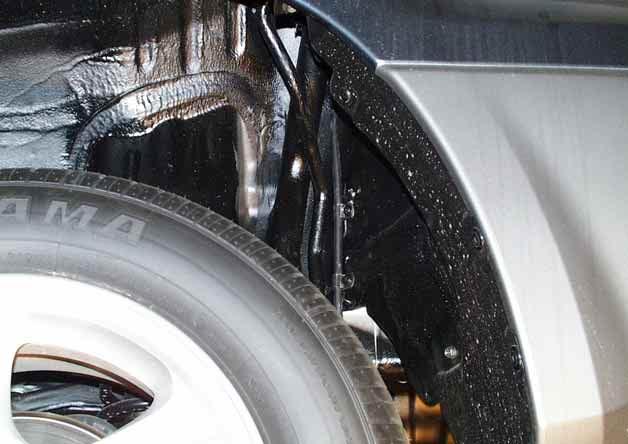 Sagomare il tubo rame in modo che arrivi alla parte anteriore del vano portaruota, quindi proseguire a sinistra del serbatoio benzina.