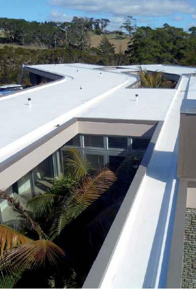 Cool roof Cosa sono i cool roof I cool roof sono coperture che hanno una elevata capacità di riflettere l irradiazione solare incidente e contemporaneamente emettere energia termica nell infrarosso,