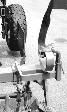 Posizione di trasporto (Fig.3) GR (F) 3000: Chiudere le propaggini su entrambi i lati del trattore (senza fig.). Ruotare all'interno le ruote di appoggio (7/1).