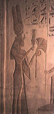 La Regina Nefertari suona il sistro