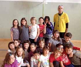 della scuola a giocare a minibasket con l istruttore