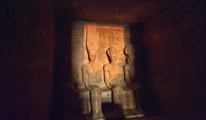 DURANTE GLI EQUINOZI I RAGGI DEL SOLE-DIO ILLUMINANO LA STRETTA PORTA E RAGGIUNGENDO NEL PUNTO PIU PROFONDO DELLA STANZA LA STATUA DI PTAH (DIO CREATORE), AMON-RA (PADRE DEGLI DEI, RAPPRESENTATO CON