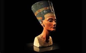 LA REGINA NEFERTITI- MUSEO BERLINO, ALTA 63 CM MICERINO IN COMPAGNIA DELLA MOGLIE KHAMERER-NEBTI, CA 2520 A.C., BASALTO, ALTEZZA 142 CM.