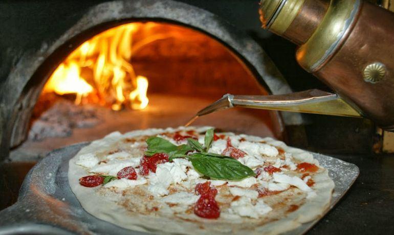 La Pizza La pizza napoletana è forse il pia=o italiano più famoso al mondo.