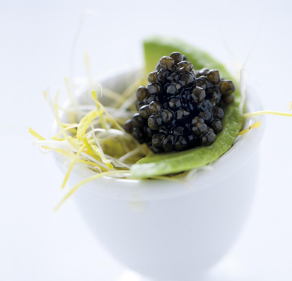 2. TAGLIATA DI AVOCADO E CAVIALE INGREDIENTI PER 4 PERSONE: 1/2 Avocado, 50 g di Caviale Calvisius Siberian Royal, pane in cassetta, pepe bianco e