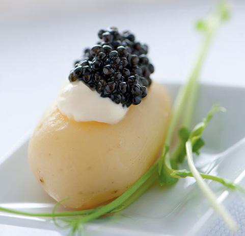 4. PATATE NOVELLE CON CAVIALE E FROMAGE BLANC INGREDIENTI: 12 piccole patatine novelle, 50 g di caviale Sibe