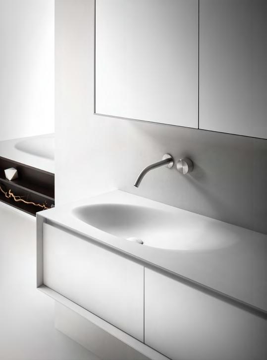 Mobile Shape Evo con cassetti e maniglia a gola. In foto: mobile con lavabo Mod. Shape integrato in Cristalplant biobased, struttura in finitura bianco opaco. Dimensioni cm 183 x 48 x h.