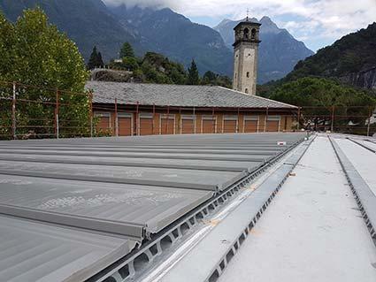 Nel caso della ristrutturazione della scuola di Chiavenna l abbiamo scelta in abbinamento con una lastra metallica continua, realizzando così una copertura con tenuta all acqua, nonostante una