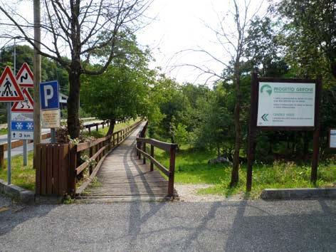 (Foto 2 e 3) Dal parcheggio per le auto inizia anche un percorso per raggiungere il centro visite, con passerella in legno, costeggiante la strada, ben