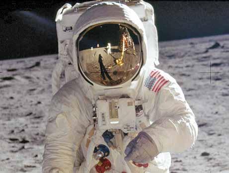 Armstrong e il LEM riflessi sulla visiera di Aldrin.