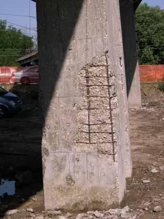 EMACO R955 Malta cementizia, premiscelata, tixotropica, bicomponente, polimero modificata, per il ripristino di strutture in cemento armato in spessori da 1 a 5 cm Definizione del materiale Malta
