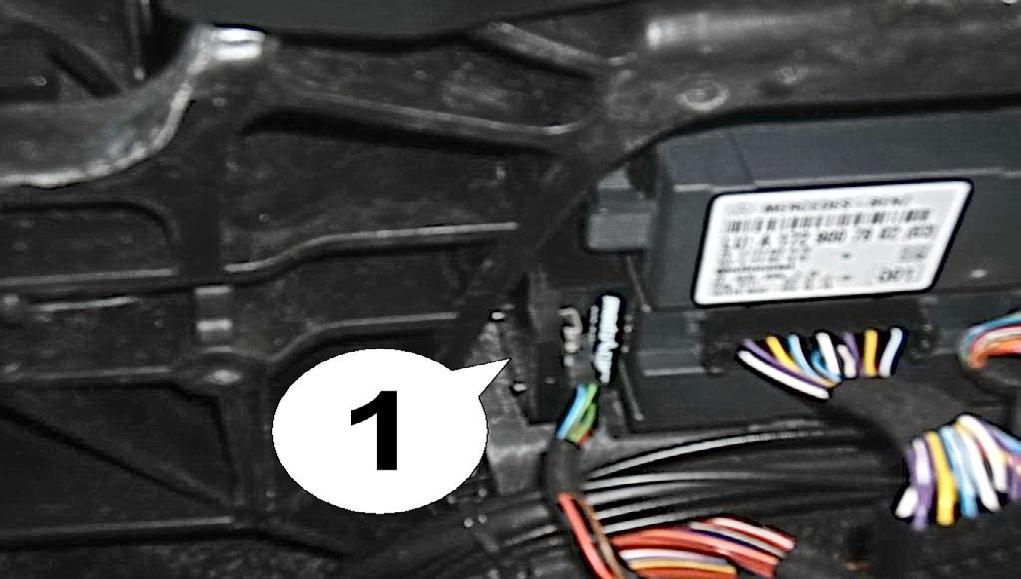 18 Collega il modulo SmartTOP al cablaggio e riponilo nello spazio vuoto appena a sinistra del controller superiore (1).