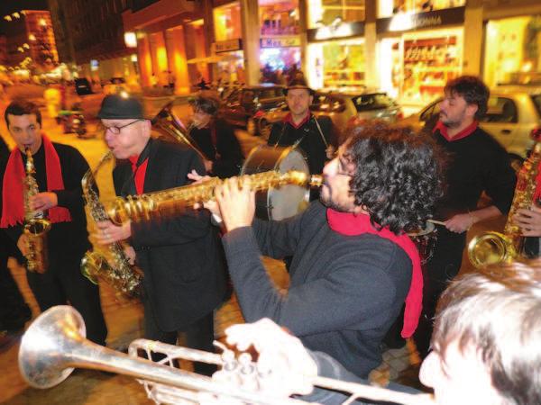 DETTAGLIO ARTISTICO Contrabbanda è una marching band composta da nove musicisti di strada: sei fiati, fisarmonica, percussioni e grancassa.