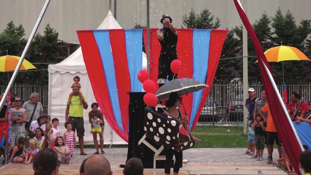 "Clown Cabaret" è uno spettacolo muto di teatro circo e clown. Un cabaret da strada immaginifico.