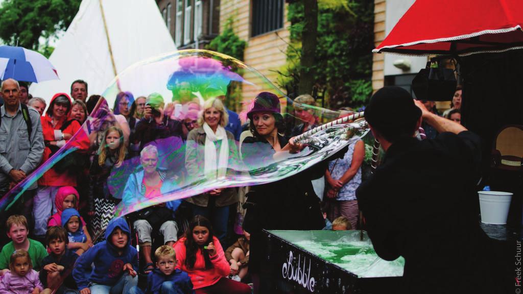 Trenta minuti di bolle di sapone giganti, risate, poesia e tanta partecipazione del pubblico.