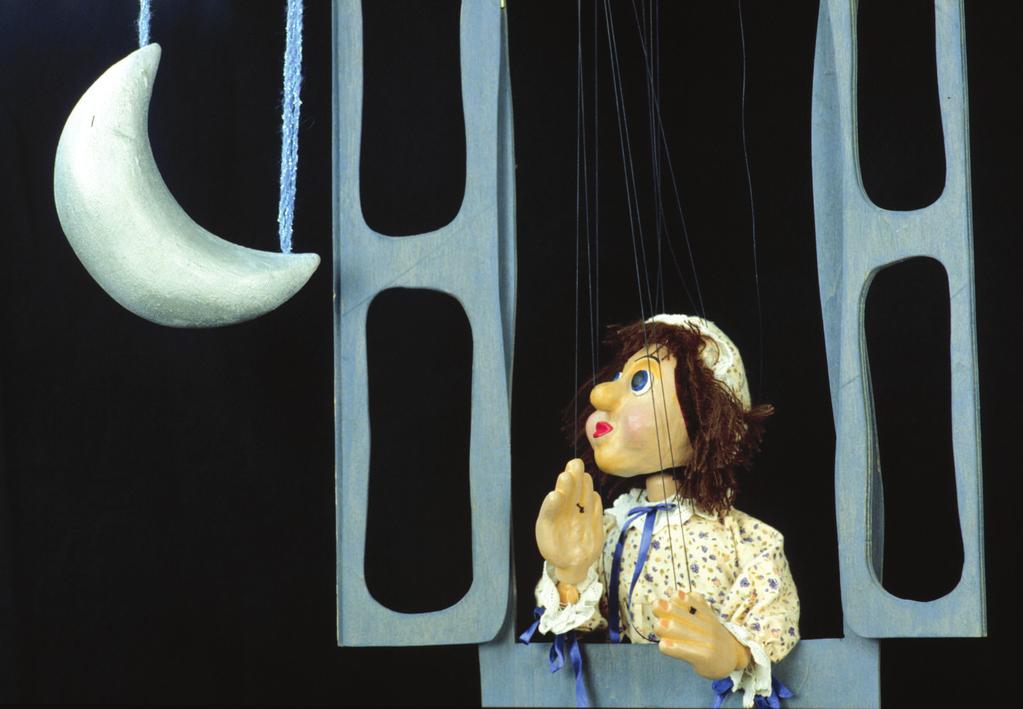 Storie d'incantesimo è uno spettacolo di teatro di marionette, nel quale il gioco e la poesia sono gli ingredienti principali.