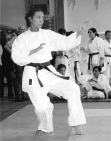 Tre nuove cinture nere al Karate Club Galliate Successo ottenuto all esame di Torino il 13 novembre 2005 Alessandra Mantellino Ho iniziato a praticare karate all età di 8 anni, consigliata dai miei