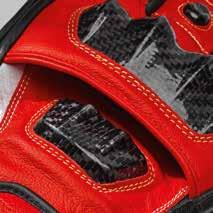 Focus on Ducati Corse C3 Guanti in pelle/ Leather gloves 7 8 9 Protezioni nocche flessibili Protezioni nocche flessibili in posizione avanzata per riprodurre l ergonomia e la cinematica della mano >