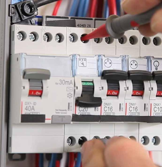 STEP 3 MISURA L INTENSITÀ IL CONSUMO DI CORRENTE ALTERNATA Per misurare il consumo di un