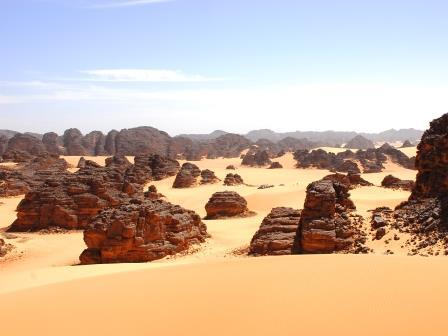 un tappeto di sabbia con forme curiose e spettacolari sia con l oceano delle grandi dune rosa dell Erg d Admer.