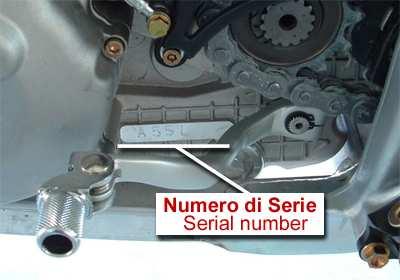 Il numero di serie è posto sulla sinistra del motore tra la leva cambio e il coperchio accensione.