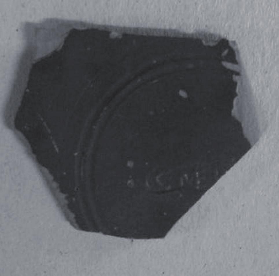 3) risulta ricomposto da due frammenti, appartenenti ad una coppa di forma non bene identificabile, riportante il marchio di fabbrica