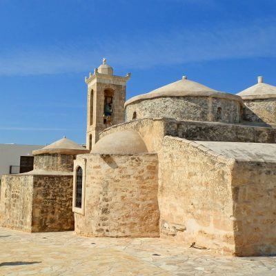 Viaggio a Cipro Partenza garantita minimo 4 persone - volo non incluso Cipro: un isola con diecimila anni di storia, che si intrecciano in siti archeologici, chiese, monasteri e castelli medievali.
