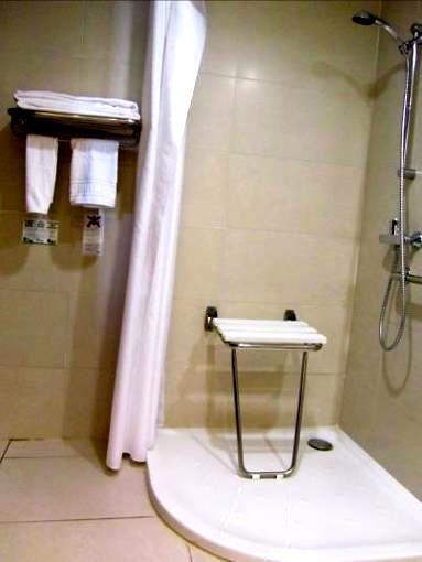 Il wc è dotato di maniglione reclinabile a destra e a sinistra, altezza 62<77. Manca una doccetta flessibile a lato del wc.