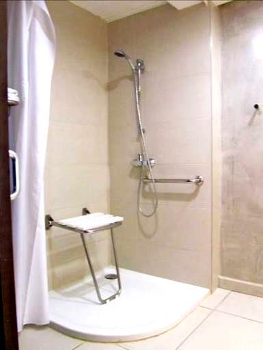 Il bagno è dotato di sapone, cuffie, bagnoschiuma e set per piccole riparazioni di sartoria.