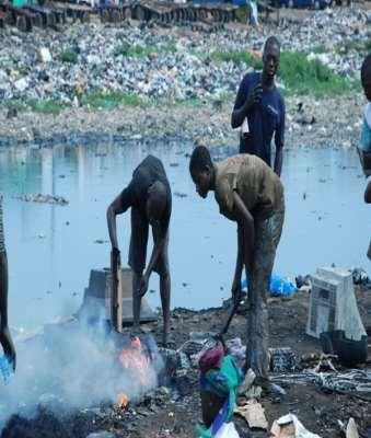 La maggior parte dei rifiuti elettronici sono esportati attraverso circuiti illegali verso altri paesi, ma così si inquina l ambiente e si mette a rischio la salute dei lavoratori.