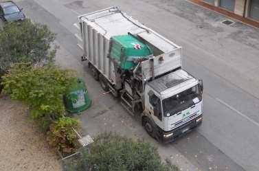 I camion di raccolta Il Comune o la società responsabile si occupano della raccolta, del trasporto e della separazione dei rifiuti.