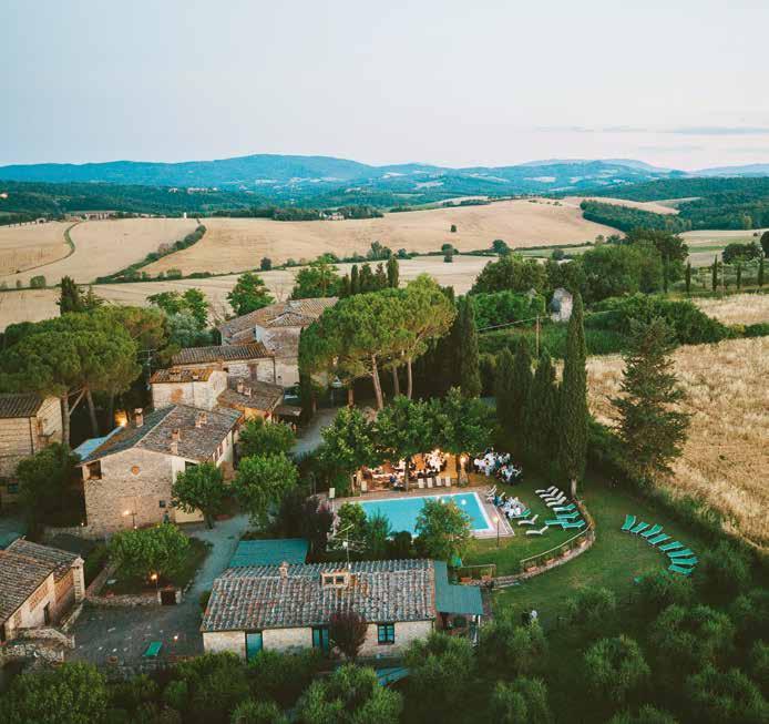 Il parco si estende fra le abitazioni comprendendo una incantevole piscina (m.