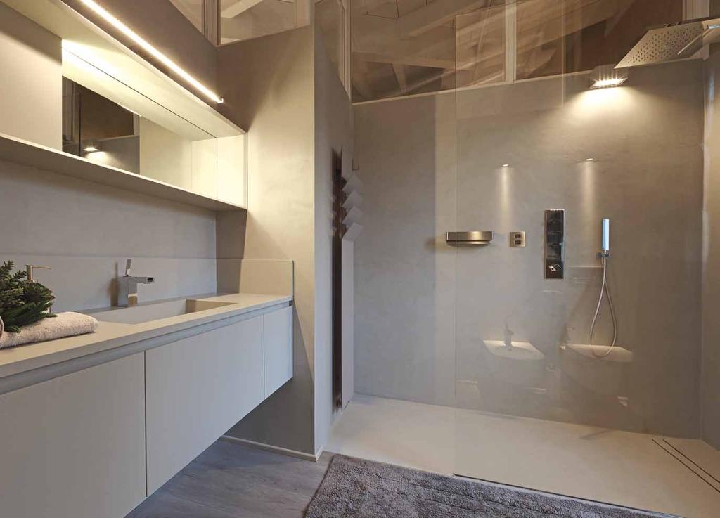 Le scelte minimaliste influenzano la composizione del bagno padronale, realizzato in kerlite e organizzato in uno spazio integrato all