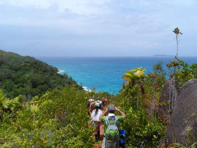 Viaggiare lentamente SC-SEY Seychelles - Speciale Estate 16-28 luglio 2017 Trekking e bagni fra foreste e spiagge nascoste IL VIAGGIO SPECIALE PERCHE Interminabili distese di spiaggia bianca La