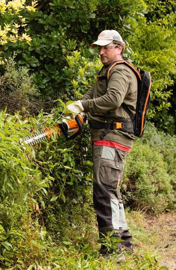 HSA 25 Tosacespugli a batteria con coltelli per potare e curare siepi piccole e sempreverdi e piante ornamentali a foglia piccola.