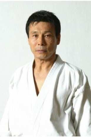 M MIKIO YAHARA 8 Dan Fondatore nel 2000 del KWF (Karatenomichi World Federation) CHIEF INSTRUCTOR KARATENOMICHI WORLD FEDERATION CAPO - ISTRUTTORE DELLA KWF (KARATENOMICHI WORLD FEDERATION) Yahara: